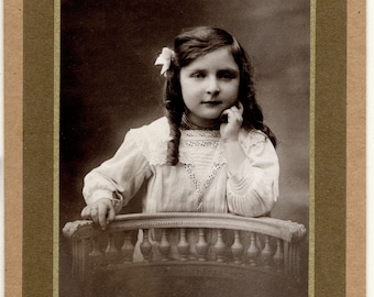 vintage photo ancienne  collée sur carton - petite fille pensive