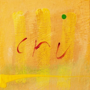 Op de afbeelding: Abstract schilderij met drie verticale gele streken en een enkele groene stip. Het woord "cru" is geschreven in rode cursieve letters.