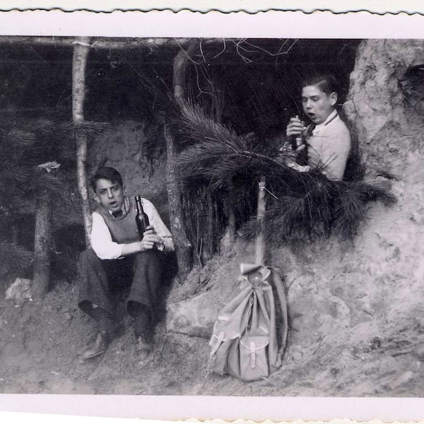 vintage photo ancienne  snapshot jeunes avec bouteille