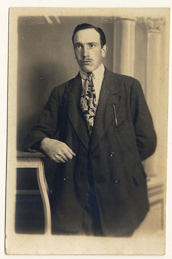 Vintage photo ancienne homme en costume avec jolie cravate