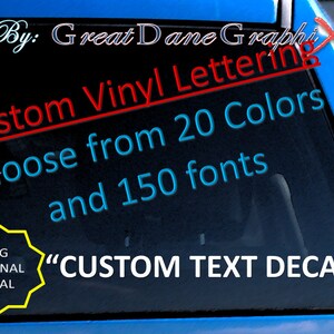 以下が含まれることがあります： 黒い窓用ステッカー。赤で「Custom Vinyl Lettering」、青で「Choose from 20 Colors and 150 fonts」、白で「CUSTOM TEXT DECAL」と書かれています。ステッカーには、黄と黒のGDG Original Decalロゴも付いています。