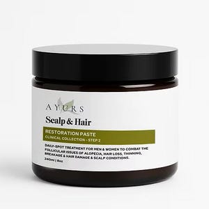 以下が含まれることがあります： 黒い蓋が付いた濃い茶色のジャーで、「AYURS Scalp & Hair Restoration Paste」とラベルされています。白いラベルには、脱毛や頭皮の問題に対する毎日のスポットトリートメントに関するテキストが含まれています。ジャーには240mlの製品が含まれています。