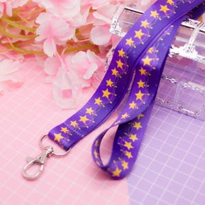 Sea Stars-sleutelkoord geïnspireerd op Infinity Nikki, schattige kaarthouder, sleutelkoord voor evenementenpas, sleutelkoord met karabijnsluiting, kosmische badgehouder, sterrenhemel