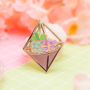 Broche de esmalte Diamond Succulent Terrarium - broche de lapela fofo, amantes de plantas, plantas de casa, cactos, mãe de planta, broches da natureza, broches de esmalte cottagecore