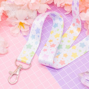 Laccetto Rainbow Stars - laccetto kawaii arcobaleno, simpatico porta carte, laccetto per pass evento, laccetto con moschettone, porta badge kawaii, stella