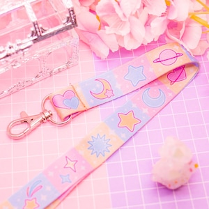 Celestial Pastels Schlüsselanhänger mit Karabiner, süßes kawaii Space Age, Kartenhalter, Event Passport, Schlüsselanhänger mit Karabiner
