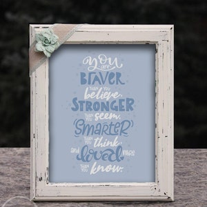 Baby Junge Kunst - You Are Braver than You Believe Druck - You Are Stronger than You Seem - Blaues Kinderzimmer Wandbild - Benutzerdefinierte Wandkunst