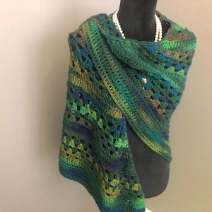 Handgefertigtes Grün Gehäkeltes Dreieckstuch: Boho Multi Color Wrap