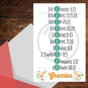 Könnte beinhalten: Eine weiße Karte mit einer vertikal angeordneten Liste von Bibelversen. Das Wort "Gracias" ist in orangefarbener Schrift am unteren Rand geschrieben, mit floralen Akzenten. Die Karte befindet sich in einem weißen Umschlag mit roter Klappe.