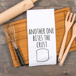 toalla de mano de cocina divertida - otro muerde la toalla saco de harina de corteza - regalo de anfitriona casera - jugar en palabras tela de plato