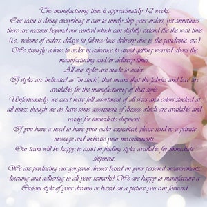 Puede incluir: Texto sobre un fondo floral rosa y blanco con informaci&oacute;n sobre el tiempo de fabricaci&oacute;n, la disponibilidad de telas y los pedidos personalizados. El texto dice: "El tiempo de fabricaci&oacute;n es de aproximadamente 1-2 semanas. Nuestro equipo est&aacute; haciendo todo lo posible para enviar sus pedidos a tiempo, pero a veces hay razones fuera de nuestro control que pueden extender ligeramente el tiempo de espera (por ejemplo, el volumen de pedidos, los retrasos en la entrega de telas/encajes debido a la pandemia, etc.). Le recomendamos encarecidamente que haga su pedido con antelaci&oacute;n para evitar preocuparse por los tiempos de fabricaci&oacute;n y/o entrega. Todos nuestros estilos se hacen por encargo. Si los estilos se indican como "en stock", significa que las telas y los encajes est&aacute;n disponibles para la fabricaci&oacute;n de ese estilo. Desafortunadamente, no podemos tener un surtido completo de todos los tama&ntilde;os y colores en stock en todo momento, aunque s&iacute; tenemos un surtido de vestidos que est&aacute;n disponibles y listos para su env&iacute;o inmediato. Si necesita que su pedido se env&iacute;e con mayor rapidez, env&iacute;enos un mensaje privado e indique sus medidas. Nuestro equipo estar&aacute; encantado de ayudarle a encontrar estilos disponibles para su env&iacute;o inmediato. Estamos produciendo nuestros preciosos vestidos en funci&oacute;n de sus medidas personales, escuchando y atendiendo a todos sus comentarios. &iexcl;Estamos encantados de fabricar un estilo personalizado de sus sue&ntilde;os o basado en una imagen que pueda enviarnos"