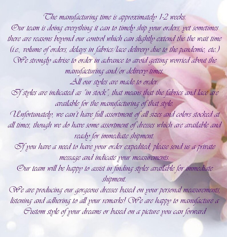 Puede incluir: Texto sobre un fondo floral rosa y blanco con informaci&oacute;n sobre el tiempo de fabricaci&oacute;n, la disponibilidad de telas y los pedidos personalizados. El texto dice: "El tiempo de fabricaci&oacute;n es de aproximadamente 1-2 semanas. Nuestro equipo est&aacute; haciendo todo lo posible para enviar sus pedidos a tiempo, pero a veces hay razones fuera de nuestro control que pueden extender ligeramente el tiempo de espera (por ejemplo, el volumen de pedidos, los retrasos en la entrega de telas/encajes debido a la pandemia, etc.). Le recomendamos encarecidamente que haga su pedido con antelaci&oacute;n para evitar preocuparse por los tiempos de fabricaci&oacute;n y/o entrega. Todos nuestros estilos se hacen por encargo. Si los estilos se indican como "en stock", significa que las telas y los encajes est&aacute;n disponibles para la fabricaci&oacute;n de ese estilo. Desafortunadamente, no podemos tener un surtido completo de todos los tama&ntilde;os y colores en stock en todo momento, aunque s&iacute; tenemos un surtido de vestidos que est&aacute;n disponibles y listos para su env&iacute;o inmediato. Si necesita que su pedido se env&iacute;e con mayor rapidez, env&iacute;enos un mensaje privado e indique sus medidas. Nuestro equipo estar&aacute; encantado de ayudarle a encontrar estilos disponibles para su env&iacute;o inmediato. Estamos produciendo nuestros preciosos vestidos en funci&oacute;n de sus medidas personales, escuchando y atendiendo a todos sus comentarios. &iexcl;Estamos encantados de fabricar un estilo personalizado de sus sue&ntilde;os o basado en una imagen que pueda enviarnos"