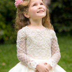 Vestido de niña de las flores color marfil con cola, vestido de baile de satén con apliques de encaje para boda, comunión, concurso o cumpleaños de princesa – Helena