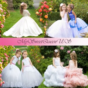 Puede incluir: Cuatro ni&ntilde;as peque&ntilde;as con vestidos de ni&ntilde;a de las flores blancos y azules con faldas de tul. Las ni&ntilde;as est&aacute;n de pie en un jard&iacute;n con rosas rosas en el fondo. El texto "My Sweet Queen U.S." se muestra en una pancarta rosa.