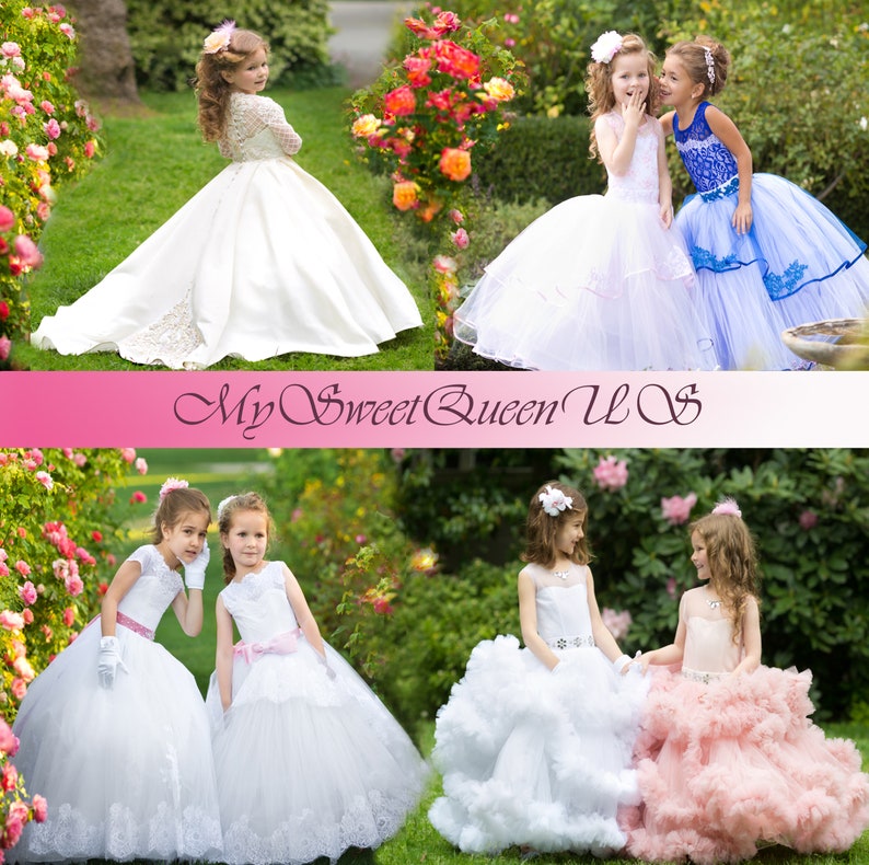 Puede incluir: Cuatro ni&ntilde;as peque&ntilde;as con vestidos de ni&ntilde;a de las flores blancos y azules con faldas de tul. Las ni&ntilde;as est&aacute;n de pie en un jard&iacute;n con rosas rosas en el fondo. El texto "My Sweet Queen U.S." se muestra en una pancarta rosa.