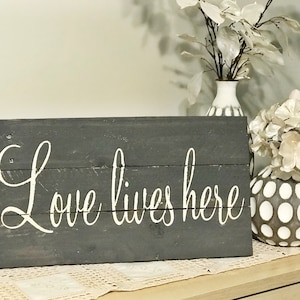 Hier wohnt die Liebe. Liebe Zitate. Rustikale Holzschilder. Rustikaler Wohndekor. Wohndekoration. Paletten Holz Schilder. Hölzerne Dekor.