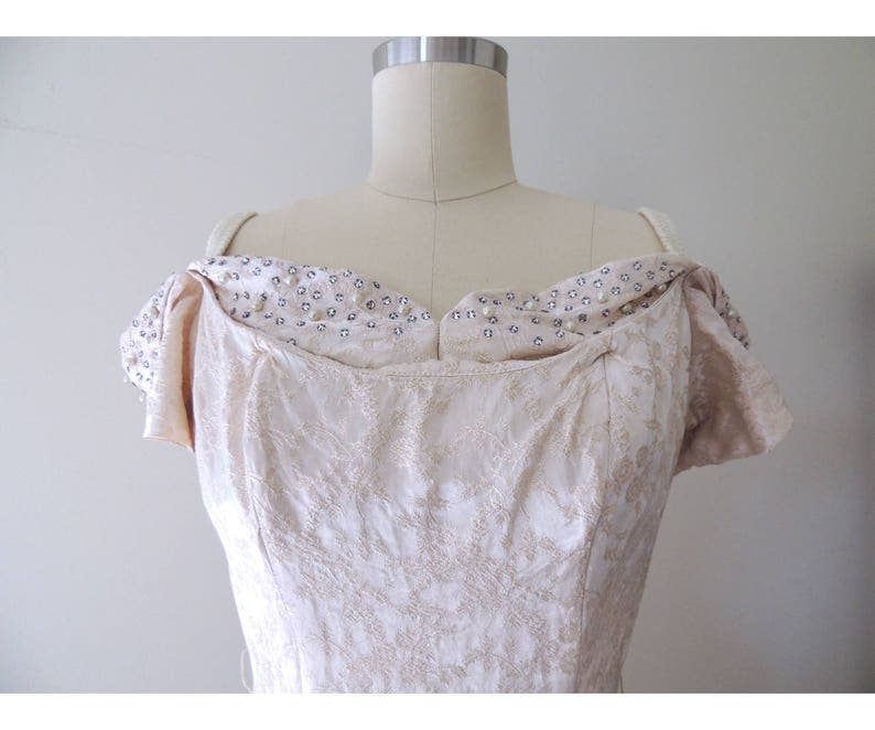kangaroo pockets XS wedding reception dress 50s white dress Vintage 1950s cream brocade wiggle dress with off the shoulder straps