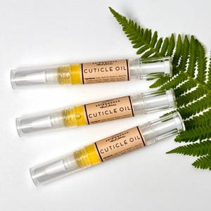Cuticle Oil Pen with Botanical Oils Infused with Alfalfa, Nettle and Rosemary, Mess Free Portable Cuticle Oil Brush, Dry Nails Treatment