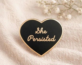 Emaille pin She Persisted: zwarte variaties