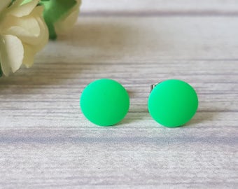 Op de afbeelding: Een paar groene oorbel studs. De oorbellen zijn rond en hebben een gladde, matte afwerking.