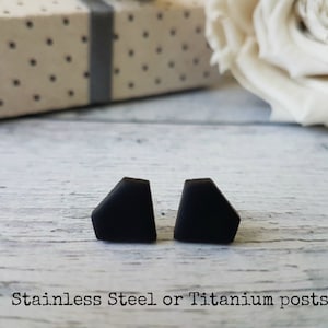 Clous d'oreilles noirs hypoallergéniques, clous d'oreilles en titane, petits diamants, clous d'oreilles noir mat, boucles d'oreilles minimalistes géométriques