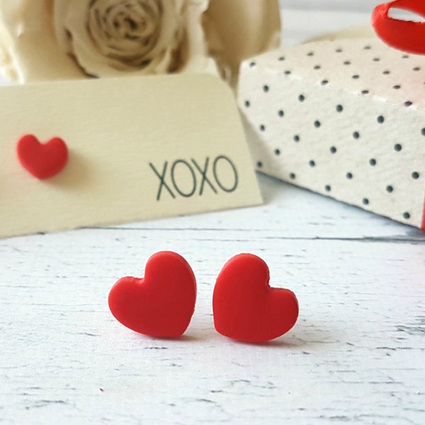 Clous coeur, boucles d'oreilles coeur rouge, cadeau pour petite amie, boucles d'oreilles clous rouges, boucles d'oreilles coeur, boucles d'oreilles amour, boucles d'oreilles Xo, bijoux romantiques rouge