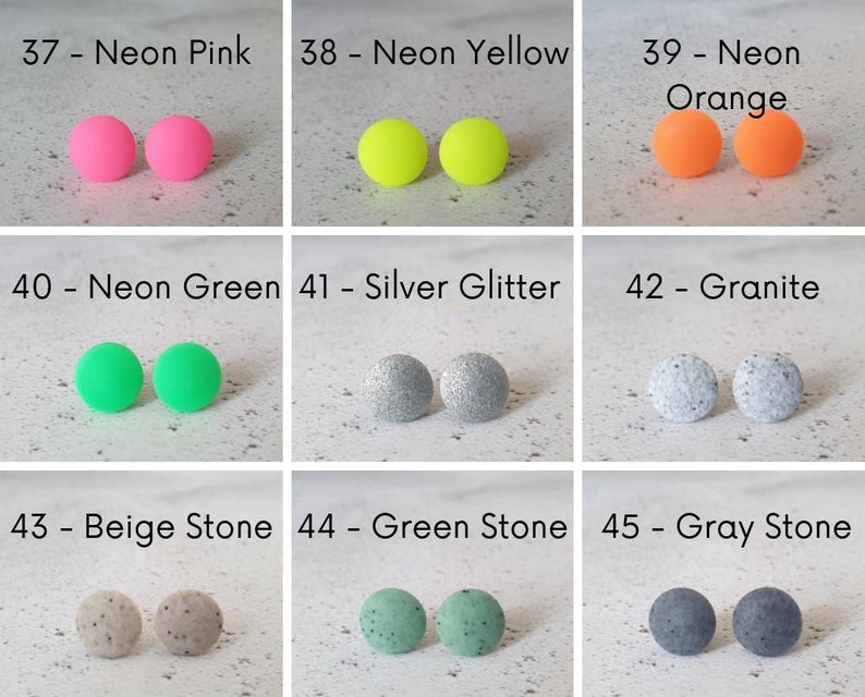 Pu&ograve; includere: Nove paia di orecchini a bottone colorati, tra cui rosa neon, giallo neon, arancione neon, verde neon, glitter argento, granito, pietra beige, pietra verde e pietra grigia. Ogni paio &egrave; mostrato su uno sfondo bianco.