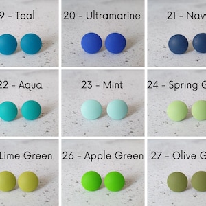 Pu&ograve; includere: Un set di 10 paia di orecchini rotondi in pasta polimerica colorata. I colori includono verde acqua, ultramarino, blu navy, acquamarina, menta, verde primavera, verde lime, verde mela e verde oliva.