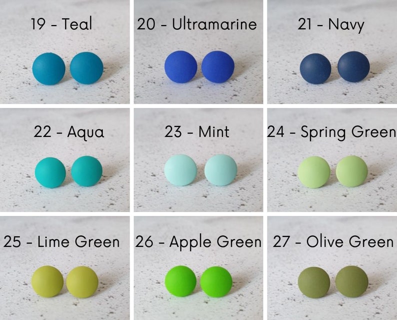 Pu&ograve; includere: Un set di 10 paia di orecchini rotondi in pasta polimerica colorata. I colori includono verde acqua, ultramarino, blu navy, acquamarina, menta, verde primavera, verde lime, verde mela e verde oliva.