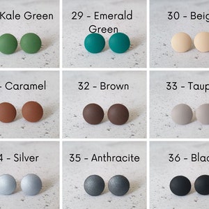 Pu&ograve; includere: Un set di 10 paia di orecchini rotondi e piatti in pasta polimerica di vari colori, tra cui verde kale, verde smeraldo, beige, caramello, marrone, tortora, argento, antracite e nero. Gli orecchini sono disposti in tre file di tre paia ciascuna.
