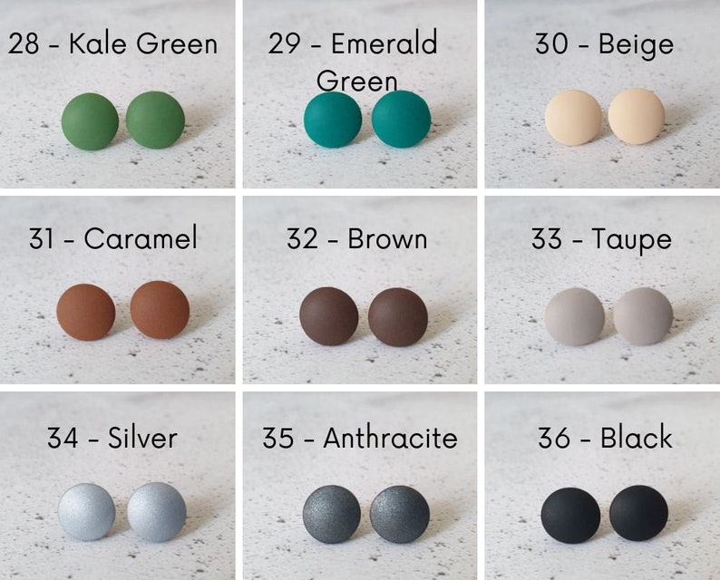 Pu&ograve; includere: Un set di 10 paia di orecchini rotondi e piatti in pasta polimerica di vari colori, tra cui verde kale, verde smeraldo, beige, caramello, marrone, tortora, argento, antracite e nero. Gli orecchini sono disposti in tre file di tre paia ciascuna.