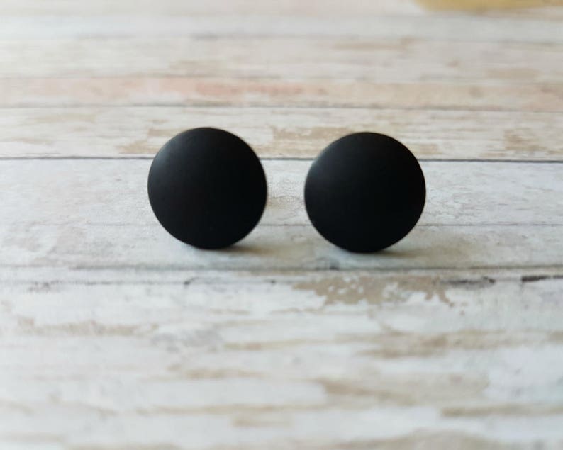 Matte schwarze Ohrstecker, Schwarze Ohrstecker, Schwarze Ohrringe für Männer, Runde Ohrringe, Kleine Ohrstecker, Einfache Ohrringe schwarz, Hypoallergen Bild 7