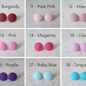 Pu&ograve; includere: Diciotto paia di orecchini rotondi e piatti di diversi colori, tra cui bordeaux, rosa pallido, malva, rosa, magenta, lilla, viola, azzurro e turchese. Ogni paio &egrave; etichettato con un numero e un nome di colore.