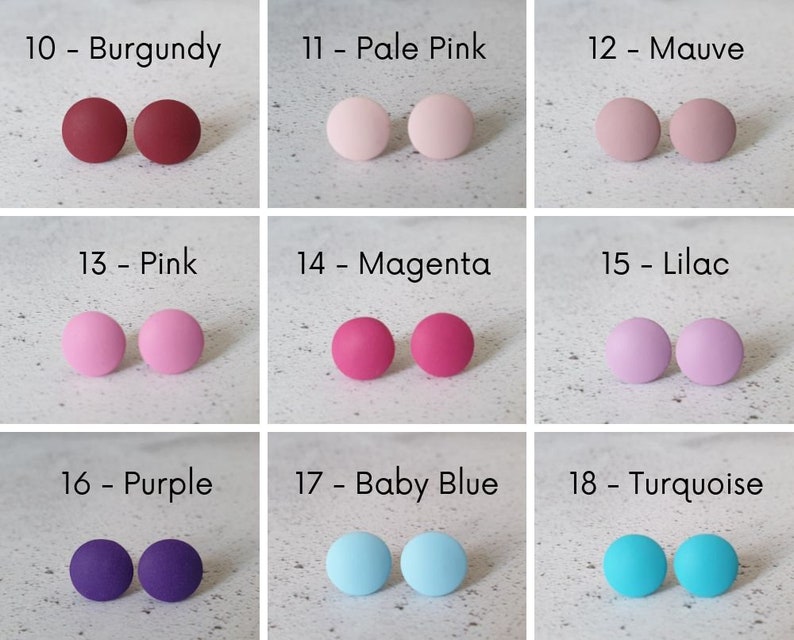 Pu&ograve; includere: Diciotto paia di orecchini rotondi e piatti di diversi colori, tra cui bordeaux, rosa pallido, malva, rosa, magenta, lilla, viola, azzurro e turchese. Ogni paio &egrave; etichettato con un numero e un nome di colore.