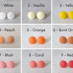 Pu&ograve; includere: Nove paia di orecchini rotondi in argilla polimerica opaca in vari colori, tra cui bianco, vaniglia, giallo, pesca, arancione, arancione bruciato, blush, corallo e rosso. Ogni paio &egrave; etichettato con un numero e un nome di colore.
