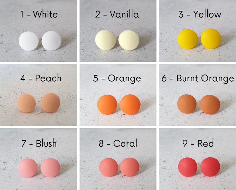 Pu&ograve; includere: Nove paia di orecchini rotondi in argilla polimerica opaca in vari colori, tra cui bianco, vaniglia, giallo, pesca, arancione, arancione bruciato, blush, corallo e rosso. Ogni paio &egrave; etichettato con un numero e un nome di colore.