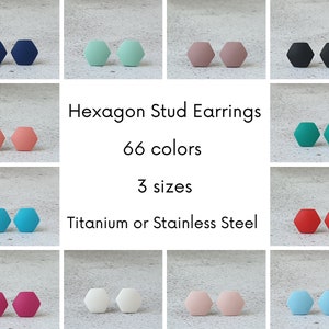 Könnte beinhalten: Hexagon-Ohrstecker in verschiedenen Farben, darunter Blau, Grün, Rosa, Rot und Weiß. Die Ohrstecker sind in 66 Farben und 3 Größen erhältlich. Sie sind aus Titan oder Edelstahl.