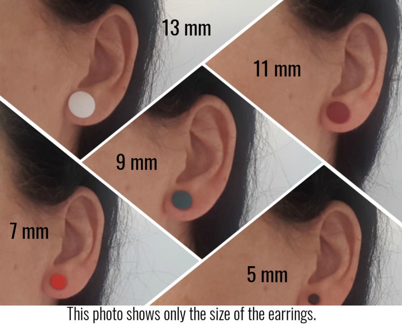 K&ouml;nnte beinhalten: Nahaufnahme eines Ohrs mit verschiedenen runden Ohrringen in verschiedenen Farben. Die Ohrringe haben einen Durchmesser von 5 mm, 7 mm, 9 mm, 11 mm und 13 mm. Der Text "Dieses Foto zeigt nur die Gr&ouml;&szlig;e der Ohrringe." befindet sich am unteren Rand des Bildes.