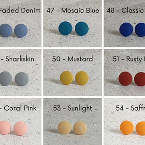 Pu&ograve; includere: Nove paia di orecchini rotondi, piatti e colorati. I colori sono denim sbiadito, blu mosaico, blu classico, pelle di squalo, senape, rosso ruggine, rosa corallo, luce solare e zafferano.