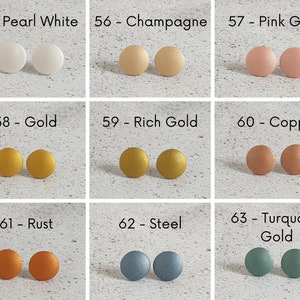 Pu&ograve; includere: Nove paia di orecchini rotondi, piatti e metallici in vari colori, tra cui bianco perla, champagne, oro rosa, oro, oro ricco, rame, ruggine, acciaio e oro turchese. Ogni paio &egrave; etichettato con un numero e un nome di colore.