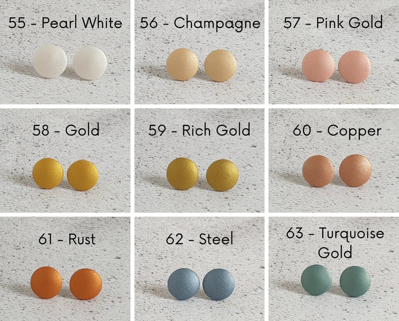 Pu&ograve; includere: Nove paia di orecchini rotondi, piatti e metallici in vari colori, tra cui bianco perla, champagne, oro rosa, oro, oro ricco, rame, ruggine, acciaio e oro turchese. Ogni paio &egrave; etichettato con un numero e un nome di colore.