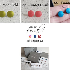 Pu&ograve; includere: Tre paia di piccoli orecchini rotondi in diversi colori. Il primo paio &egrave; oro verde, il secondo paio &egrave; perla tramonto e il terzo paio &egrave; perla pavone. Gli orecchini sono esposti su una superficie bianca. Il testo "Let's get social!" &egrave; scritto in corsivo con icone di social media sotto. Il testo "@elisgiftboutique" &egrave; scritto sotto le icone di social media.