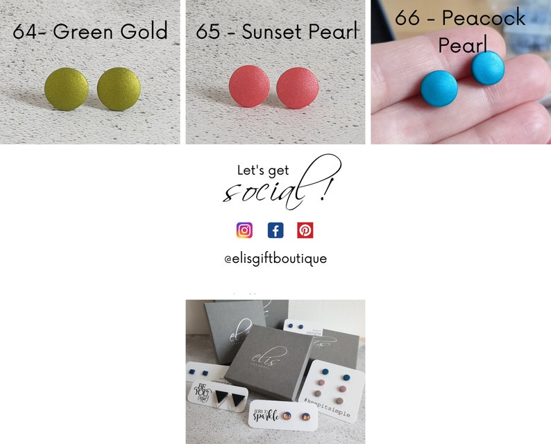 Pu&ograve; includere: Tre paia di piccoli orecchini rotondi in diversi colori. Il primo paio &egrave; oro verde, il secondo paio &egrave; perla tramonto e il terzo paio &egrave; perla pavone. Gli orecchini sono esposti su una superficie bianca. Il testo "Let's get social!" &egrave; scritto in corsivo con icone di social media sotto. Il testo "@elisgiftboutique" &egrave; scritto sotto le icone di social media.