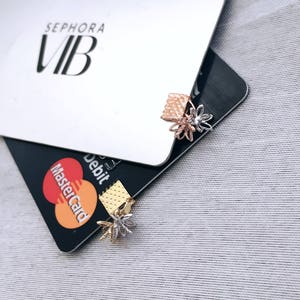 ¡Amuleto de tarjeta de débito Gaste con estilo!