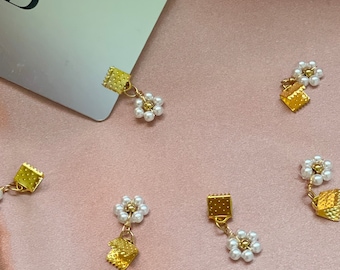 Daisy Card Charm