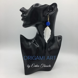 Orecchini con foglie fatte a mano con carta di riso e pallina in resina. Origami