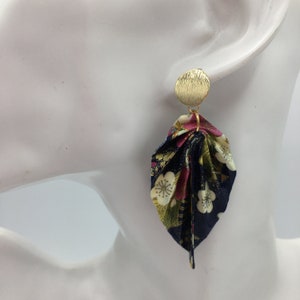 Orecchini con foglie fatte a mano con carta washi e cabochon placcato oro. Origami