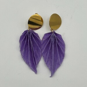 Orecchini con foglie fatte a mano con carta di riso e cabochon oro. Origami