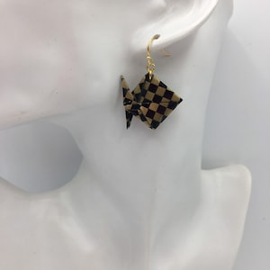 Orecchini con pesci fatto a mano con carta washi per origami.