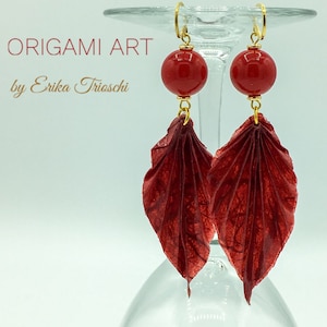 Orecchini con foglie fatte a mano con carta di riso e pallina in resina. Origami